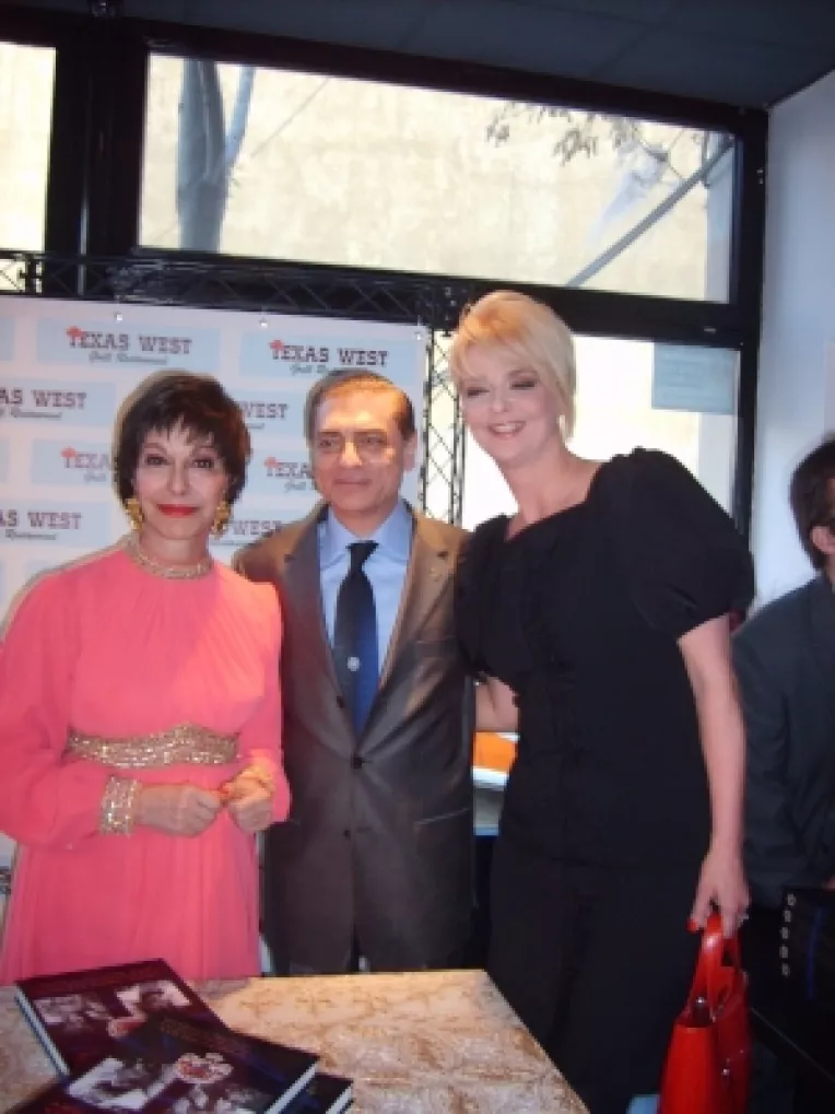 Alteta Sa Regala Printul Paul al Romaniei a impartit autografe vedetelor   