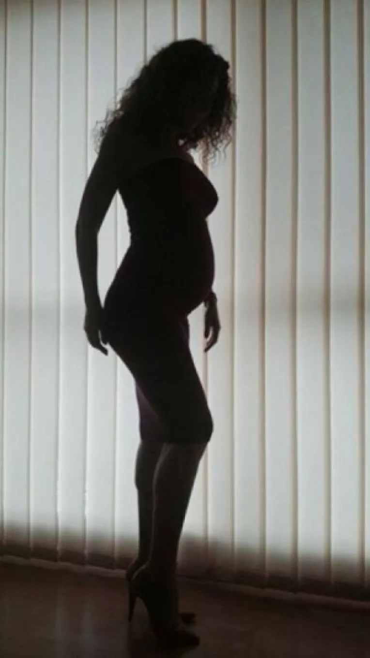 Bebelusul din burtica lui Carmen Bruma este in grafic : acum are 2,2 kg iar la termen va cantari 3,5 kg