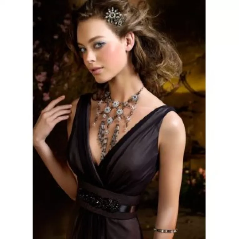 Decolteul accentueaza frumusetea bustului 