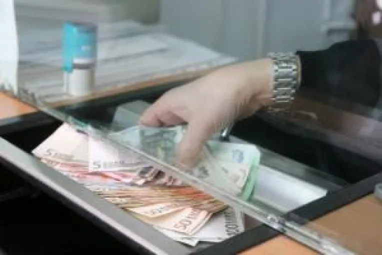 EURIBOR scade ratele, euro le umfla