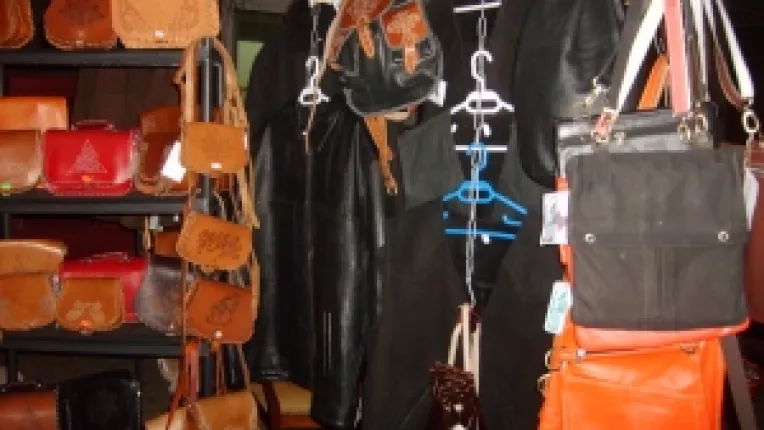 Genti pansonate, din piele, la standul lui Jano Jozef din Sfantu Gheorghe