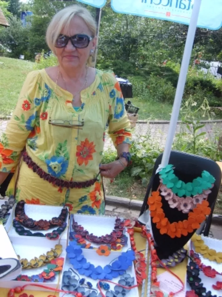 Luminita Popescu: "Podoabe handmade din piele, la targul traditional organizat in curtea Muzeului Taranului Roman!"
