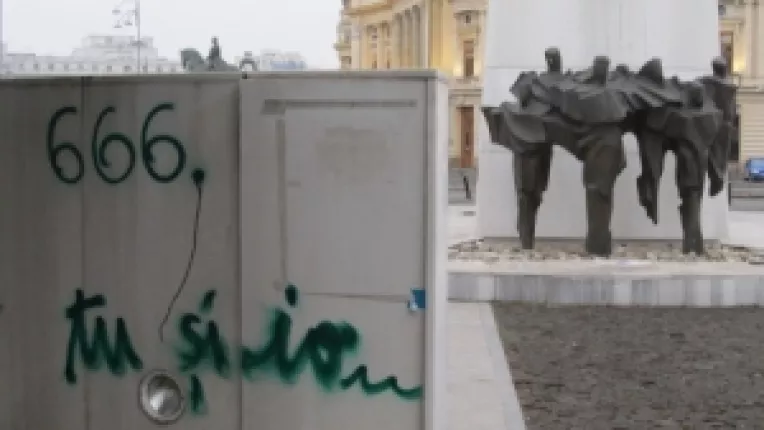 Monumentul din Piata Revolutiei, profanat sub ochii jandarmilor care pazesc  Ministerul de Interne