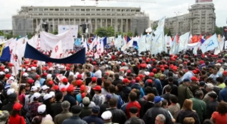 Protestatarii cer guvernantilor sa raspunda pentru imprumuturile facute si intreaba  unde sunt banii din privatizari, banii din intreaga industrie