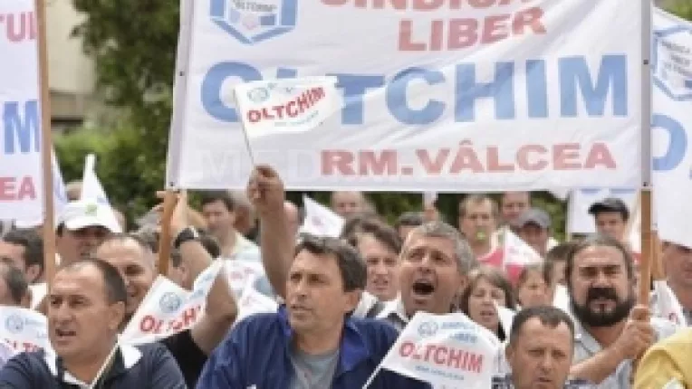Revendicarile celor 1.000 de salariati ai OLTCHIM care picheteaza sediul Guvernului
